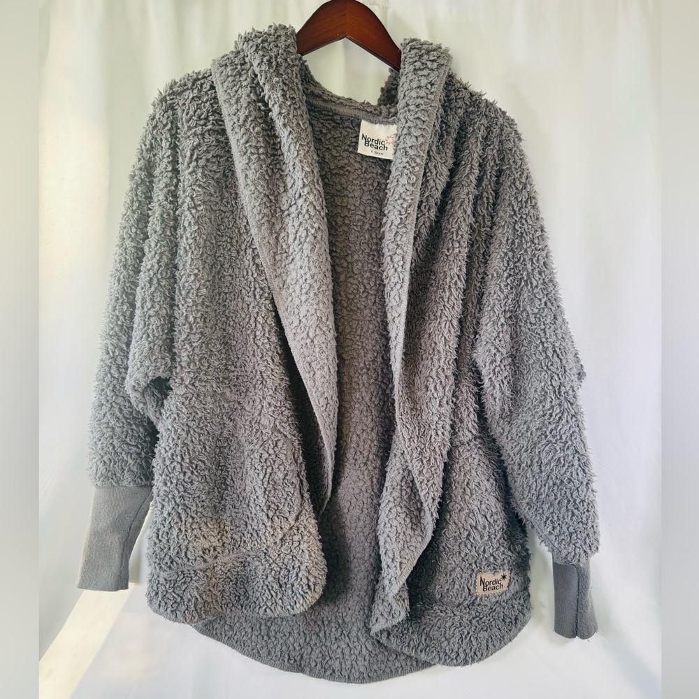 Nordic Beach Hooded Plush Sherpa Fleece Wrap – Gray – One Size w/ Pockets